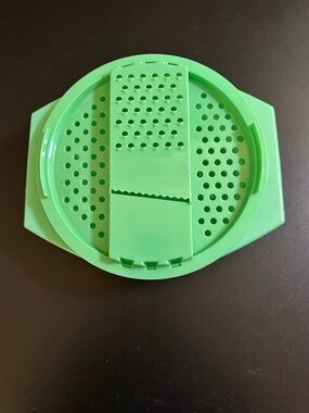 ⭐️ Vintage Tupperware Green Plastic Shredder and bowl* missing bowl lid